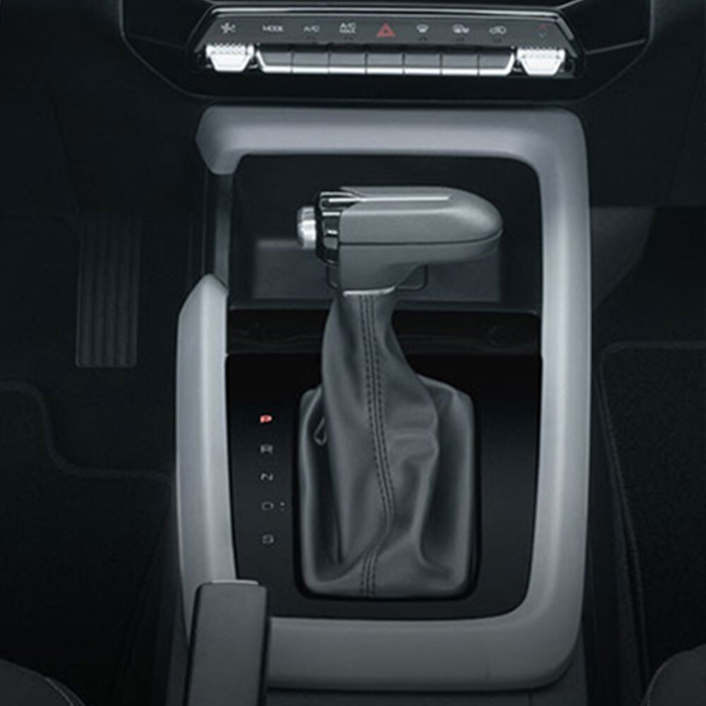 Vista interior Chevrolet Aveo Hatchback 2025, con palanca de velocidades en color negro con detalles en cromo para CVT