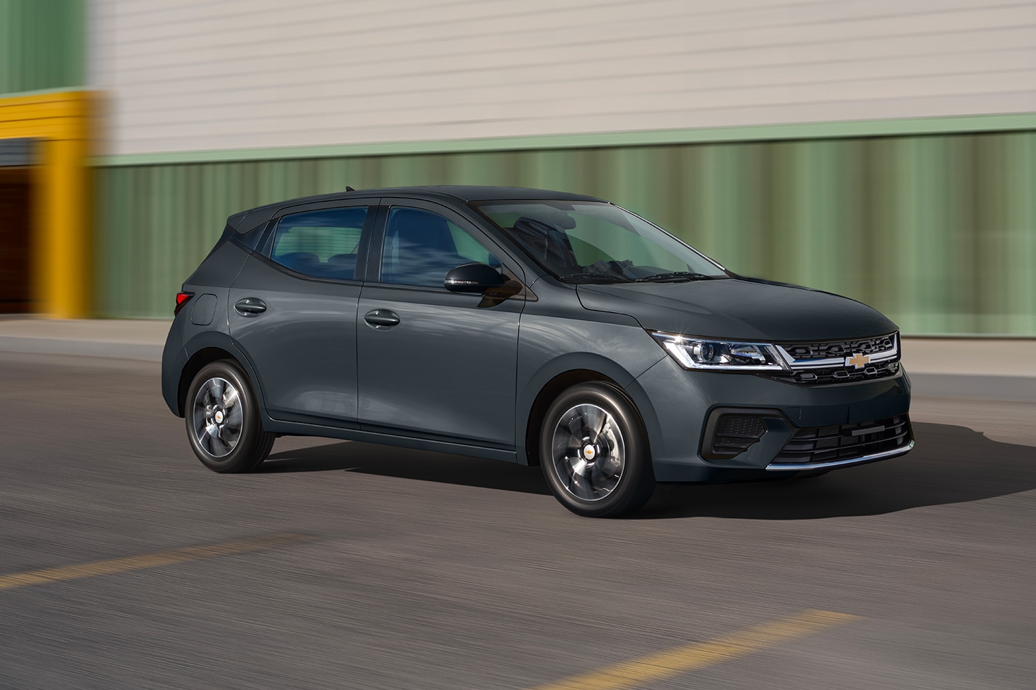  Imagen lateral Chevrolet Aveo Hatchback 2026, nuevo auto compacto 4 puertas con rines de 15 pulgadas en aluminio bitono