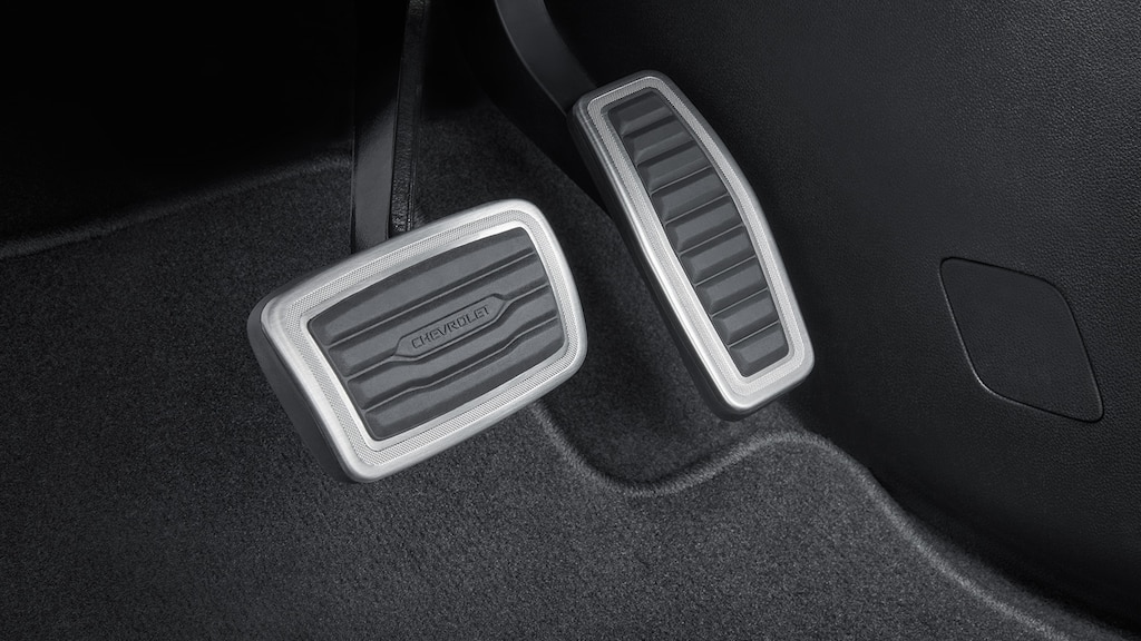 Añade el kit de cubiertas de pedal con acabados brillantes para el interior de tu camioneta mediana, Chevrolet Blazer 2025
