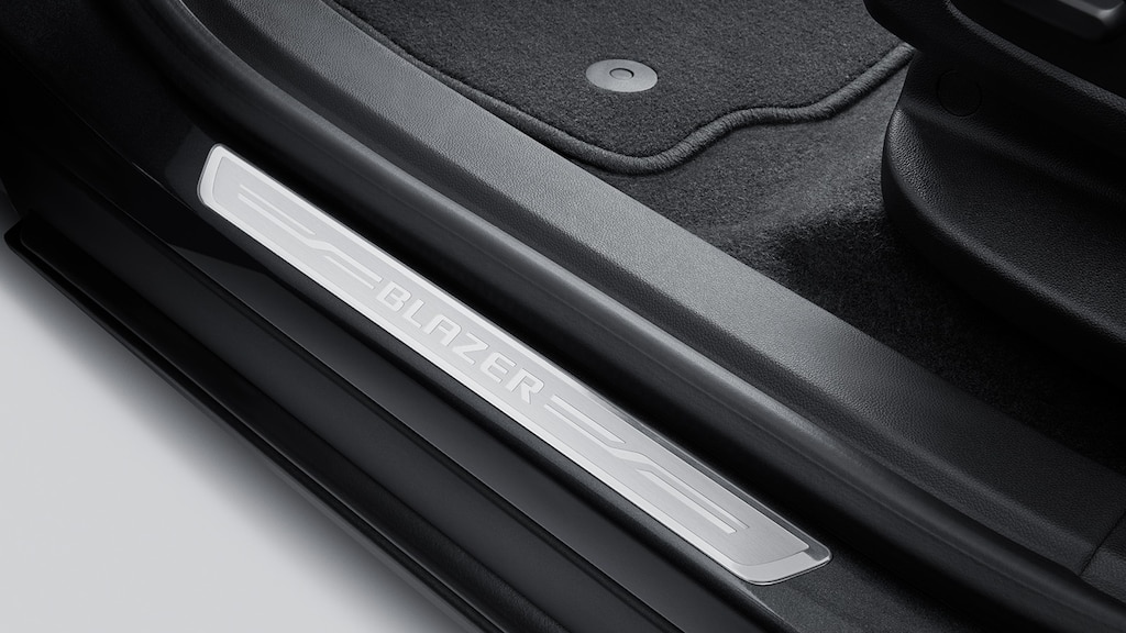 Estrena los protectores de solera frontales con emblema de Chevrolet Blazer 2025, camioneta mediana