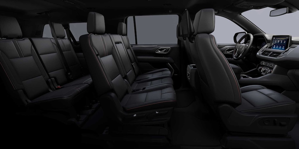 Chevrolet Suburban 2024 con interior en color piel negra con costuras rojas