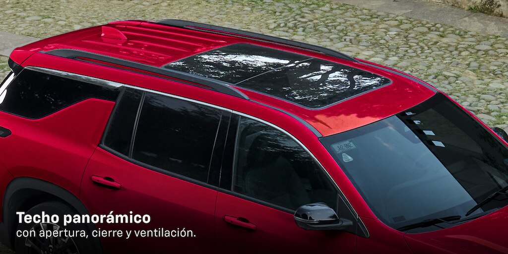 Nueva Chevrolet Traverse 2024 con techo panorámico de apertura, cierre y ventilación para mayor confort de tu familia