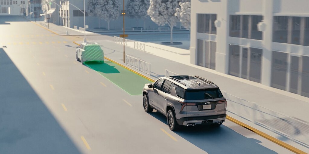 Camioneta familiar de nueva generación Chevrolet Traverse 2024 con alerta y asistencia ante una posible colisión frontal
