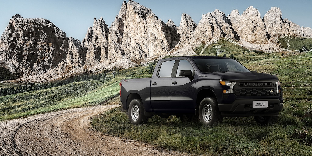 Chevrolet Silverado Turbo 2024, camioneta de trabajo con faros IntelliBeam® y caja con tecnología Durabed