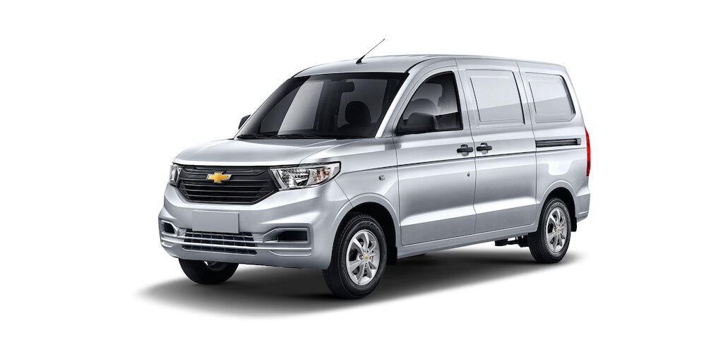 Furgoneta Chevrolet Tornado Van 2024 en color plata metálico