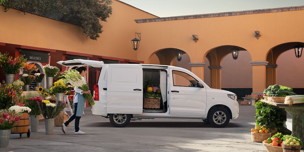 Chevrolet Tornado Van 2024 con tamaño compacto espacio de carga que se adapta para cualquier negocio