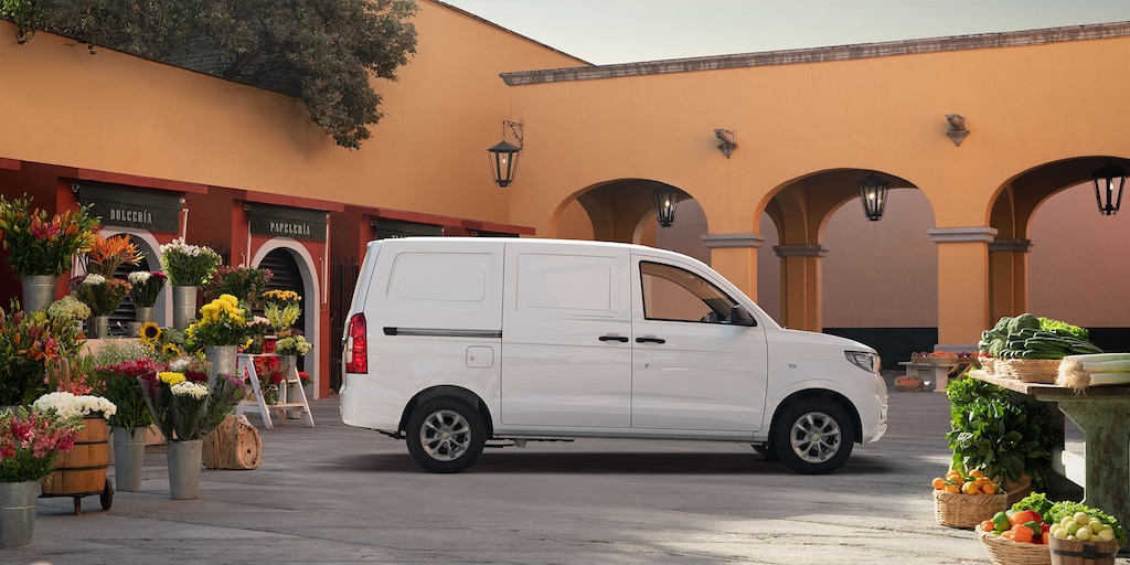 Furgoneta compacta Chevrolet Tornado Van 2024, con un diseño exterior versátil y práctico
