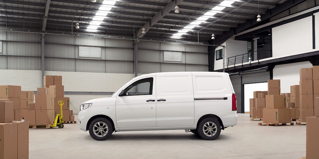 Chevrolet Tornado Van 2024 con motor 4 cilindros 1.5L a gasolina y rendimiento de combustible combinado de 16.3 Km/L