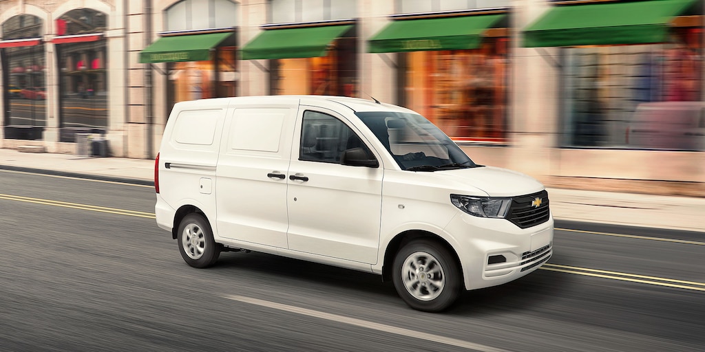 Furgoneta Chevrolet Tornado Van 2024, máxima seguridad con 2 bolsas de aire, cinturones de seguridad de 3 puntos y alarma antirrobo