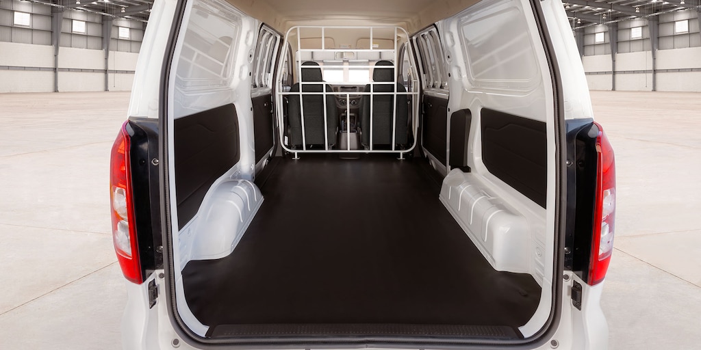Vista trasera - Furgoneta con capacidad de carga, hasta 650 kg y 3.3 metros cúbicos de volúmen, Chevrolet Tornado 2025